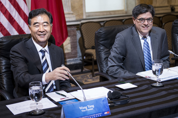 Chinese Vice-Premier Wang Yang (left) and US Secretary of the Treasury Jack Lew wait for a roundtable meeting during the 5th China-US Strategic and Economic Dialogue at the US Department of the Treasury on Thursday in Washington. [China Daily via Agencies]