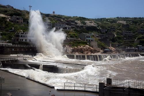 Giant waves surge up against the shoreline of Miaozihu Island of Zhoushan City, East China's Zhejiang province, on July 13, 2013. Typhoon Soulik is expected to make landfall on the Chinese mainland's Fujian Province Saturday afternoon,[Xinhua Photo]