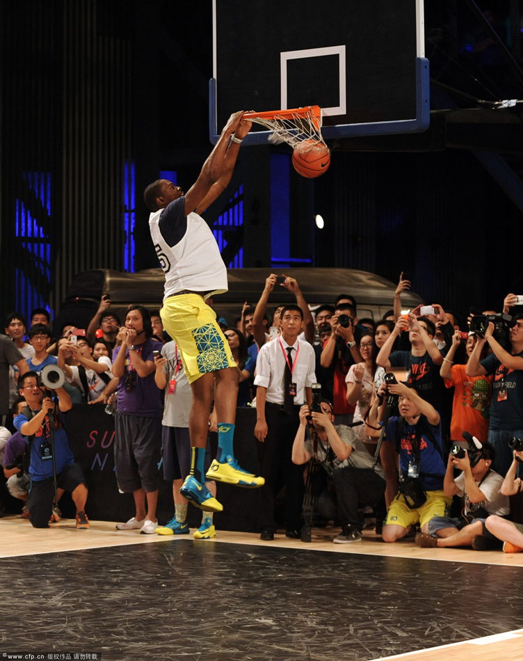  Durant slams dunk in the event.