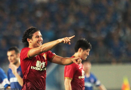 Elkeson opens the scoring for Evergrande with a fabulous goal.