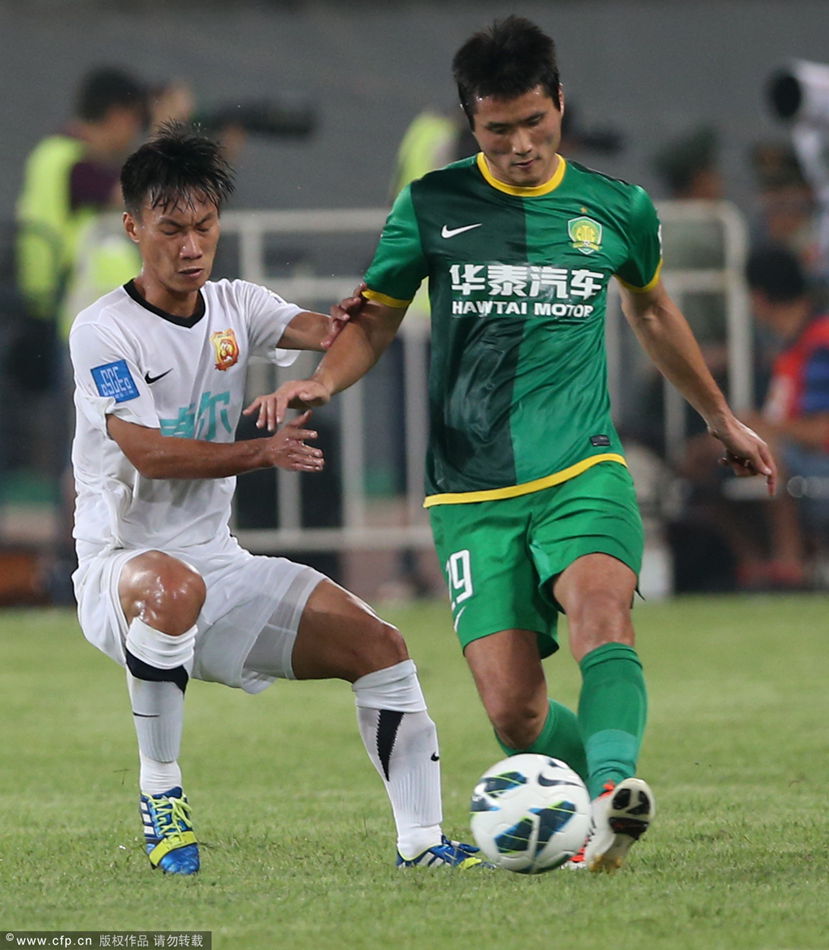  Shao Jaiyi of Beijing Guoan passes the ball in a Chinese Super League match between Beijing Guoan and Wuhan Zall at Workers Stadium in Beijing on July 14, 2013.
