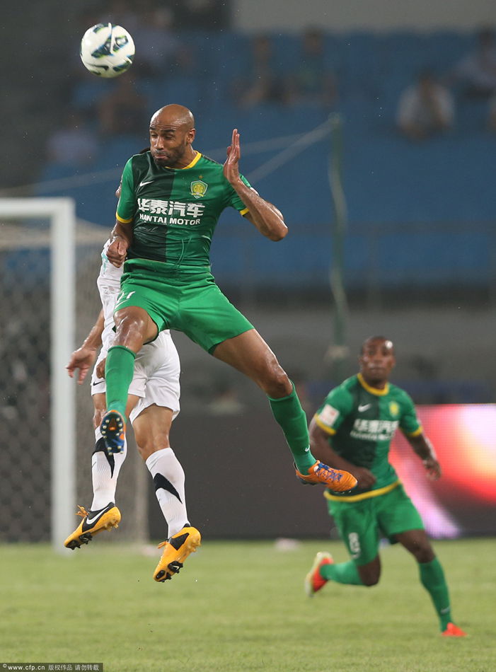  Kanoute jumps for the header.