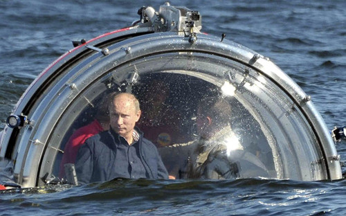 Russian President Vladimir Putin rides in a submersible in the Baltic Sea near Gotland Island July 15, 2013 to explore a sunken ship. [CNTV]