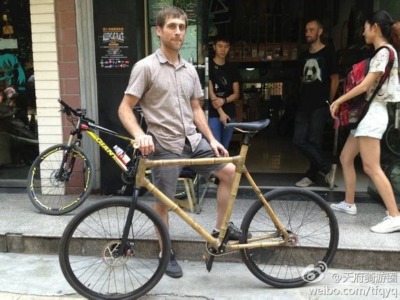 两老外用竹子做成自行车