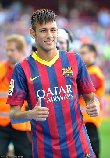Neymar waves to the crowd during the official presentation as a new player of the FC Barcelona at Camp Nou on June 3, 2013 in Barcelona, Spain. (P
