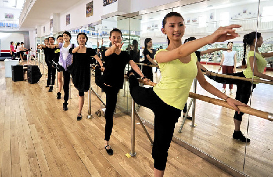 Students of flight attendant major in Inner Mongolia Normal University in physical training, July 8, 2013. [Photo/Xinhua]
