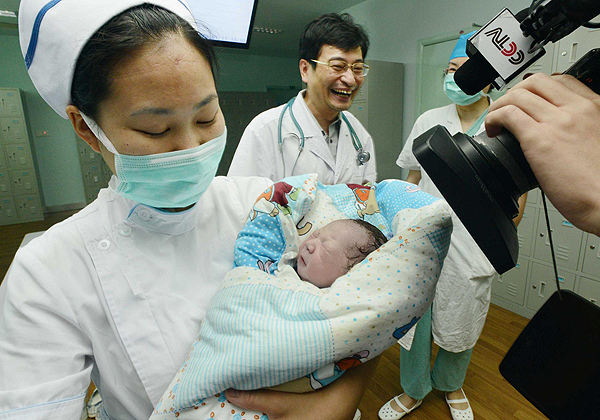 A pregnant woman who was infected with H7N9 bird flu gave birth to a baby girl at Zhenjiang No. 1 People's Hospital in Jiangsu province on July 17, 2013. [Photo/Xinhua]