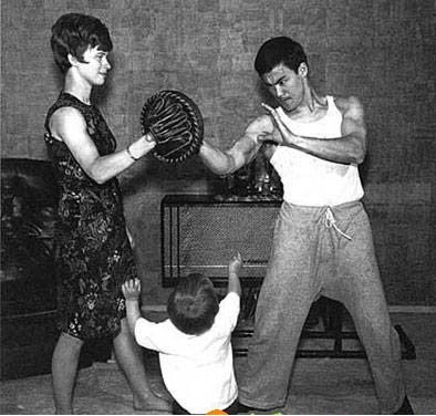 7月20日是李小龙逝世40周年纪念日，这个流着中国血的功夫巨星，本身就是一个传奇。李小龙出生于美国三藩市，他的童年和少年是在香港度过的。李小龙幼时身体非常瘦弱，他父亲为了使儿子体魄强壮，在他7岁时便教其练习太极拳。李小龙在13岁时跟随名师叶问系统地学习了咏春拳。