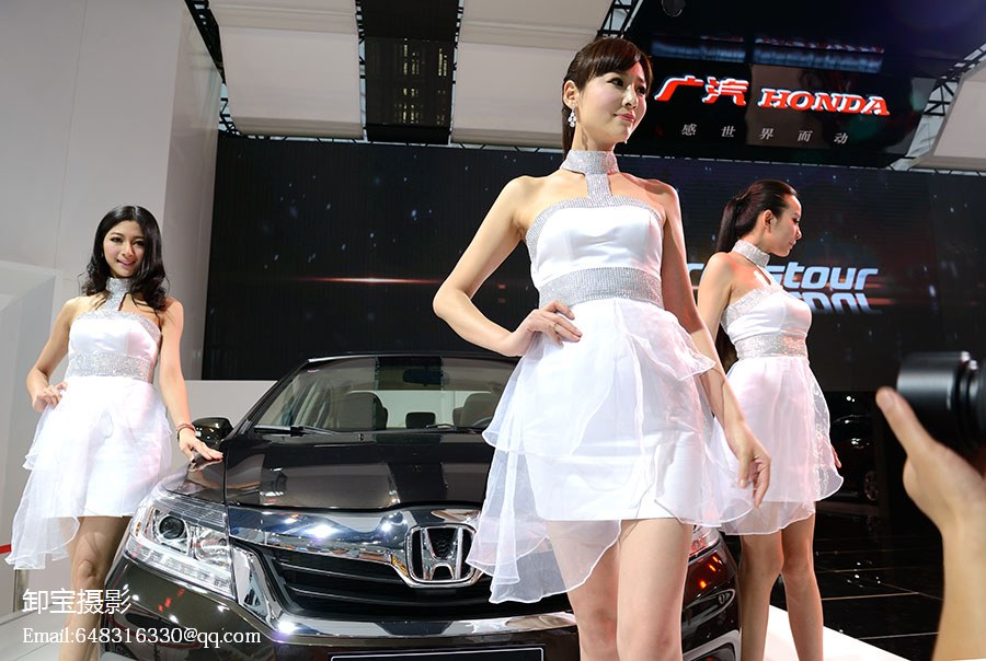 A model presents a car at the 2013 China Hainan International Automotive Exhibition in Haikou, capital of South China's Hainan province, July 18 2013. The four-day exhibition closed on July 21, attracting 100 automobile manufacturers. [Photo / Xinhua]