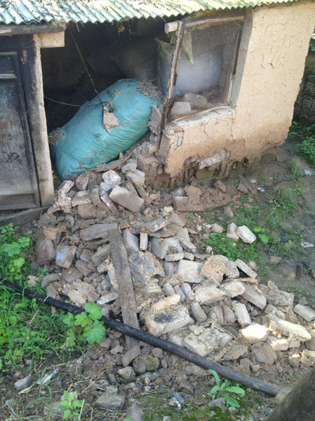 A house is damaged in quake-affected Lixian County, northwest China's Gansu Province, July 22, 2013. A 6.6-magnitude earthquake jolted a juncture region of Minxian County and Zhangxian County in Dingxi City of the province Monday morning. Lixian County is about 180 kilometers away from Minxian County. [Li Yaoqin/Xinhua]