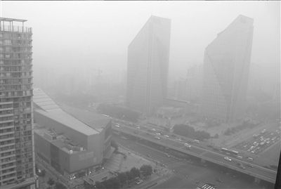 Thick fog blankets Beijing, capital of China, June 28, 2013. [Wang Haixin/The Beijing Times]