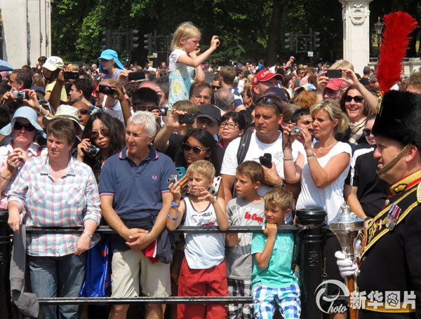 The nation awaits news of a new royal baby on July 22 as Prince William's wife Kate has gone into labour and been admitted to St. Mary's Hospital for the birth of the couple's first child. [Xinhua]