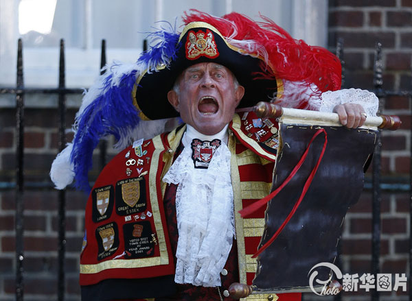 A man in traditional costume announces the birth of a new royal baby outside St. Mary's Hospital in London, July 22, 2013. [Xinhua]