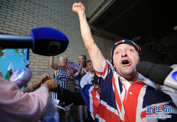 People celebrate the birth of a new royal baby outside St. Mary's Hospital in London, July 22, 2013. [Xinhua]