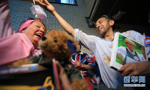 People celebrate the birth of a new royal baby outside St. Mary's Hospital in London, July 22, 2013. [Xinhua]