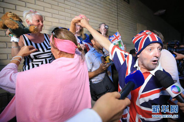 People celebrate the birth of a new royal baby outside St. Mary's Hospital in London, July 22, 2013. [Xinhua]