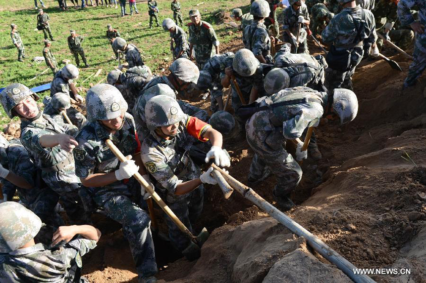 Rescuers work at Yongguang Village of Meichuan Town in Minxian County, northwest China's Gansu Province, July 22, 2013. The death toll has climbed to 89 in the 6.6-magnitude earthquake which jolted a juncture region of Minxian County and Zhangxian County in Dingxi City Monday morning.