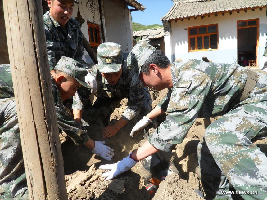 Rescuers work in Shendu Township of Minxian County, northwest China's Gansu Province, July 22, 2013. The death toll has climbed to 89 in the 6.6-magnitude earthquake which jolted a juncture region of Minxian County and Zhangxian County in Dingxi City Monday morning. 