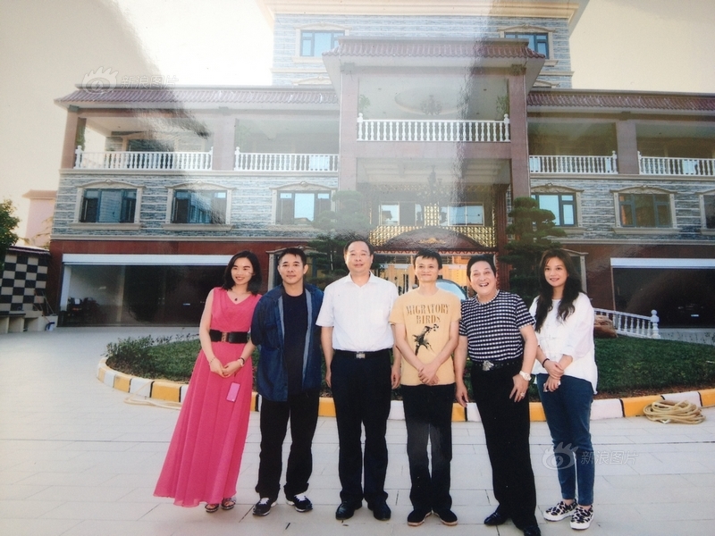 左起王林秘书、李连杰、江西芦溪县长姚虎、马云、王林、赵薇。