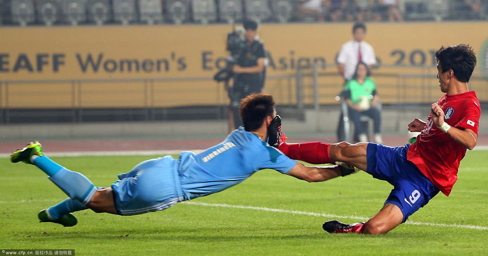 Zeng Cheng of China was kicked in the face by Seo Dong-hyeon of South Korea in the draw at the East Asian Cup in the Hwaseong Stadium on Wednesday.