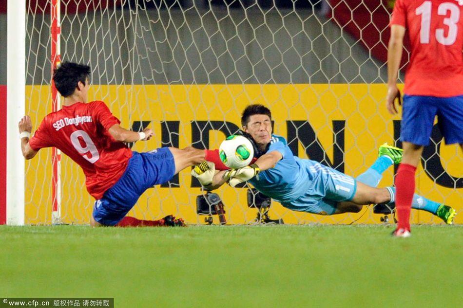 Zeng Cheng of China was kicked in the face by Seo Dong-hyeon of South Korea in the draw at the East Asian Cup in the Hwaseong Stadium on Wednesday.