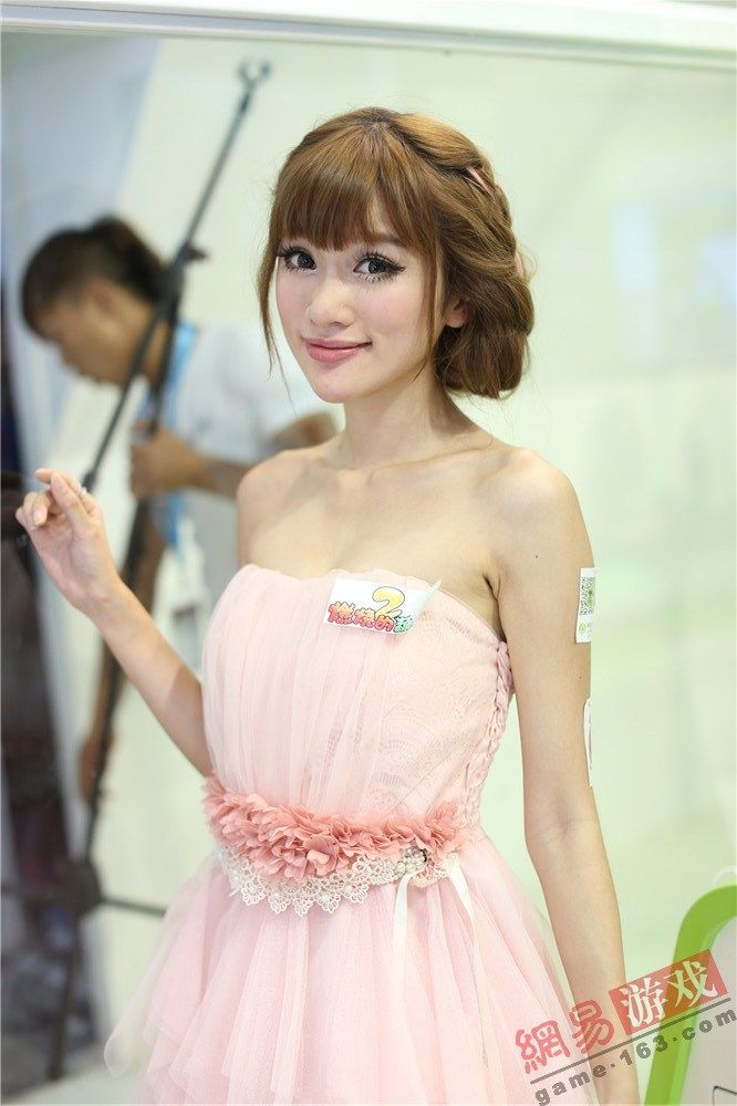 Charming China Joy showgirls with perfect figures 