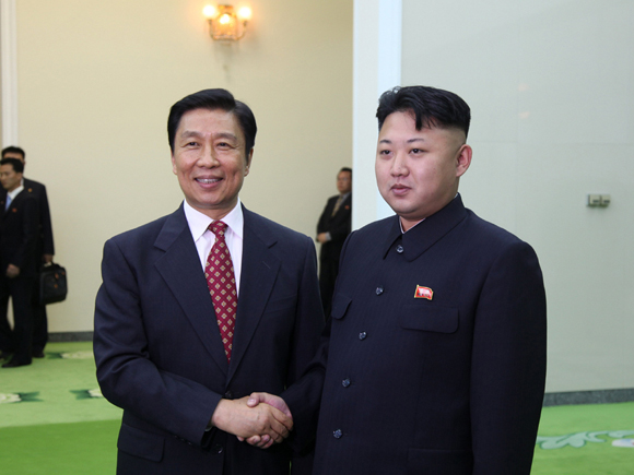 Kim Jong Un (R), top leader of the Democratic People's Republic of Korea (DPRK), met Thursday with visiting Chinese Vice-President Li Yuanchao to discuss relations between their two countries. [Photo/Xinhua] 