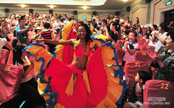 Chinese audience welcome Mauritian dancers to the third Xinjiang International Dance Festival in Korla City, Xinjiang on July 21, 2013. 