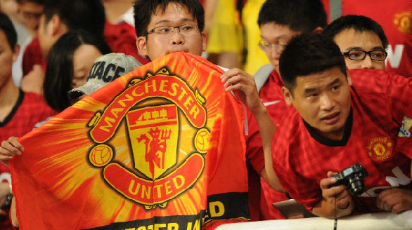 More Chinese soccer lovers have become fans of English Premier League clubs. [File photo]