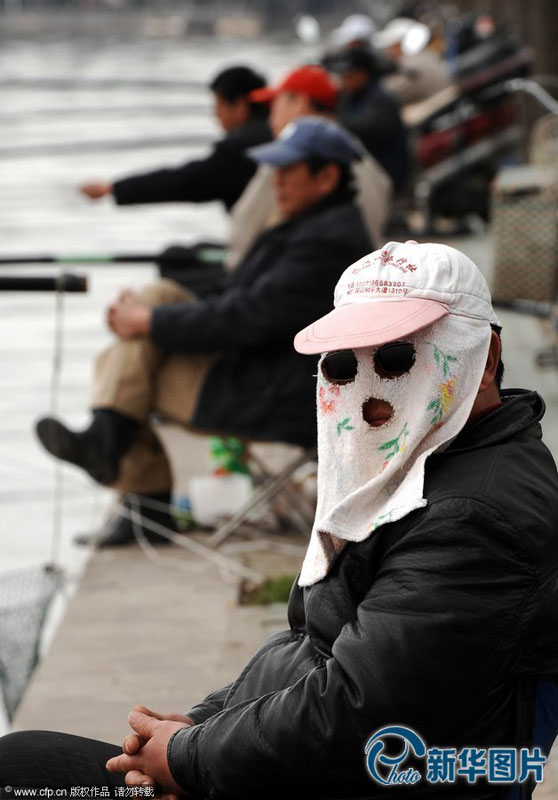 The series of photos show how Chinese people prevent themselves from sunshine. [Photo/Xinhua]