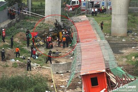 Two Chinese workers have been killed and another injured when a part of a bridge they were working on in South Korea collapsed on them. 