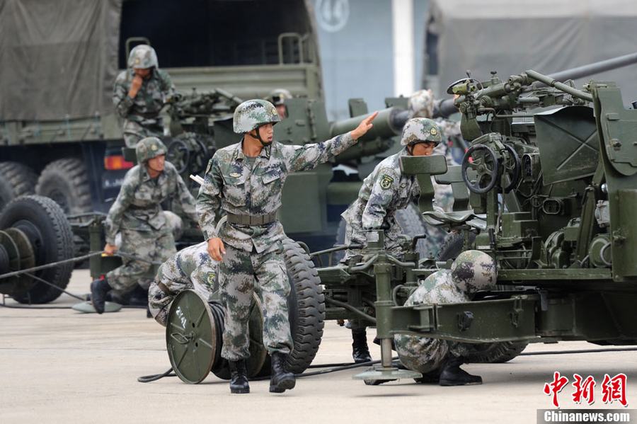 PLA soldiers prepare for training on the field. [Photo/China News Service]