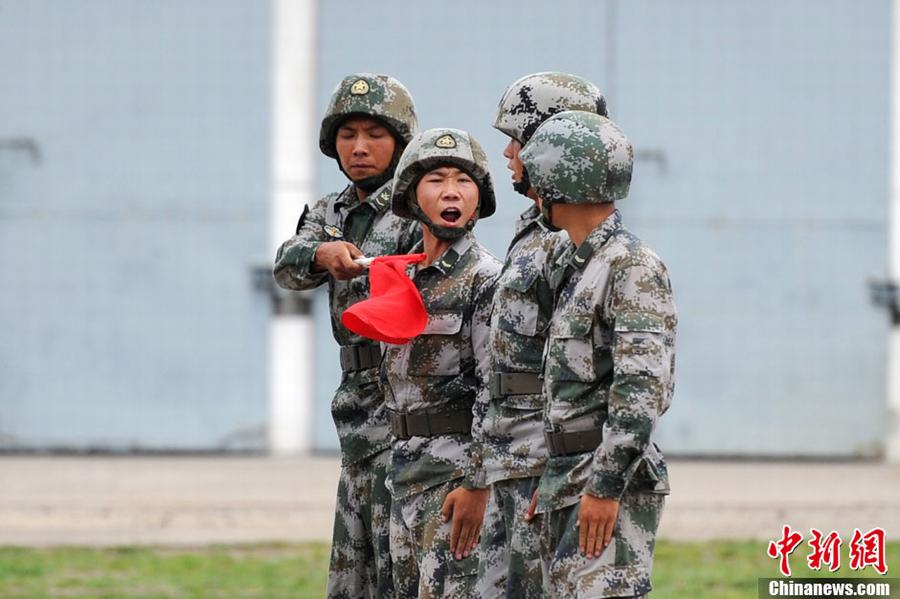 PLA soldiers conduct training on the field. [Photo/China News Service]