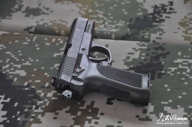 A handgun on display. [Photo/people.com.cn] 