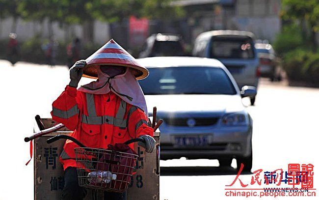 Heat waves continued to scorch many parts of China on Tuesday, triggering level two emergency response to heat from the China Meteorological Administration (CMA).[Photo/Chinanews.com]