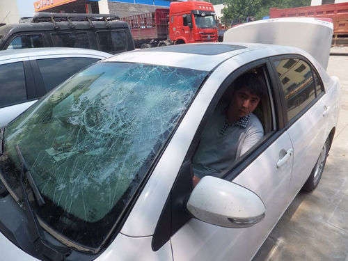 A temporary policeman has been fired for sabotaging a civilian's car in Central China's Henan province, sparking controversy online.[Photo/weibo.com] 