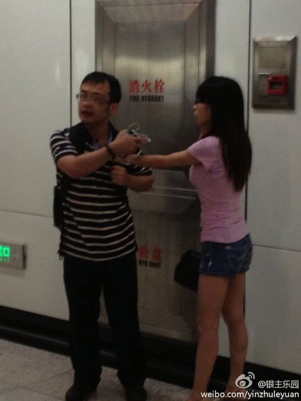 Man detained for unhooking bra of woman in subway.[Photo/weibo.com]