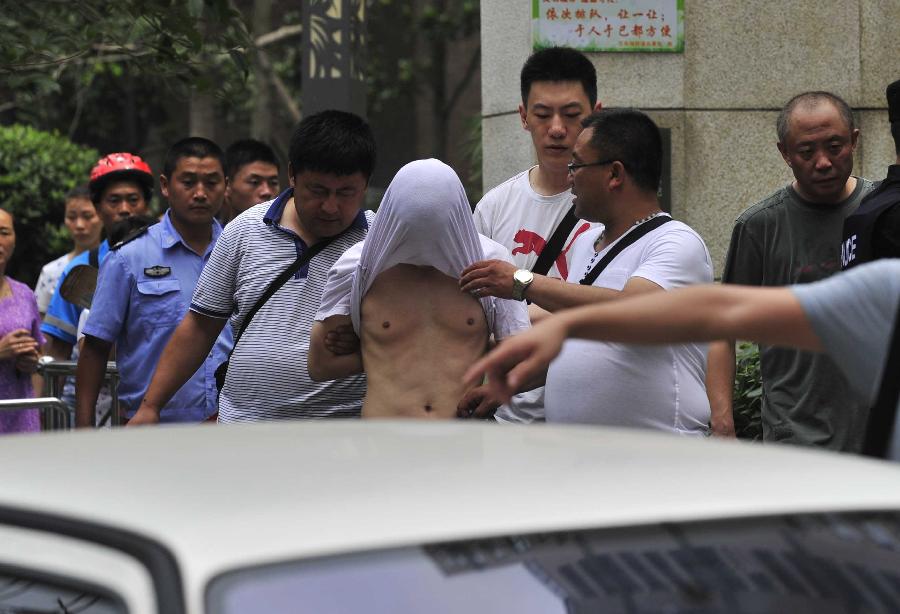 A suspected drug trafficker jumped to his death after a gun battle with police in southwest China's Sichuan Province on Wednesday, local police said. [Photo/Xinhua]