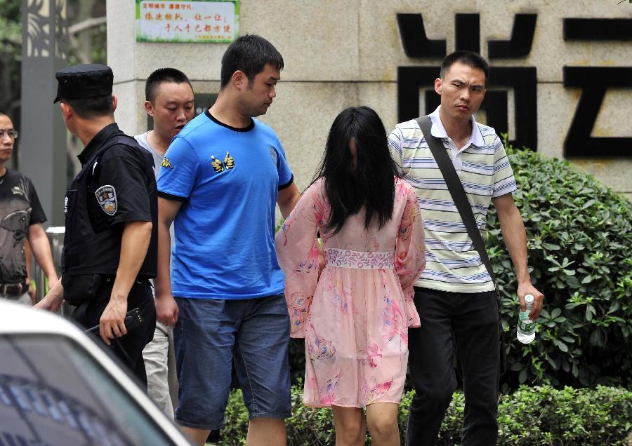 A suspect is arrested in the Chenghua District of Chengdu, capital of southwest China's Sichuan Province, July 31, 2013. A gun fight took place as drug dealers resisted arrest from the police. One suspect jumped from a building and was killed while another two were arrested. [Photo/Xinhua] 