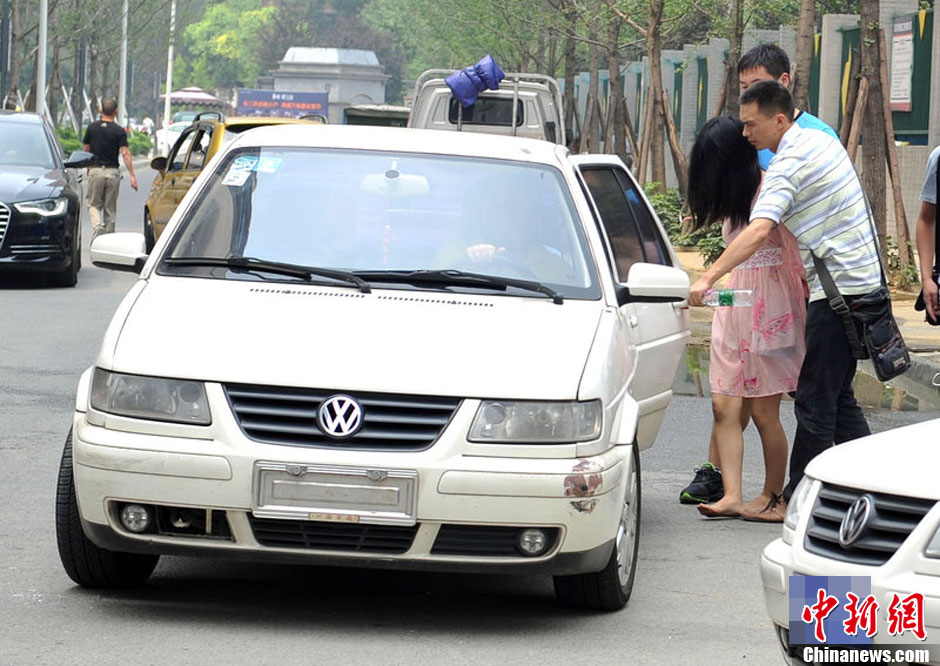 A suspected drug trafficker jumped to his death after a gun battle with police in southwest China's Sichuan Province on Wednesday, local police said.[Photo/scol.com.cn]