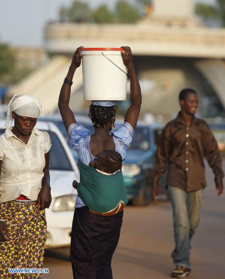 MALI-BAMAKO-WOMAN-DAILY LIFE