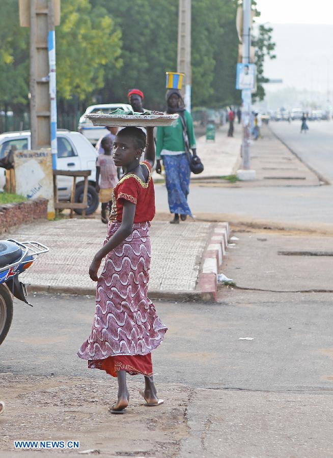 MALI-BAMAKO-WOMAN-DAILY LIFE