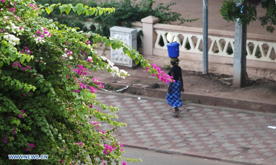 MALI-BAMAKO-WOMAN-DAILY LIFE