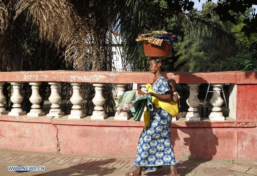 MALI-BAMAKO-WOMAN-DAILY LIFE