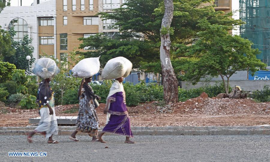 MALI-BAMAKO-WOMAN-DAILY LIFE