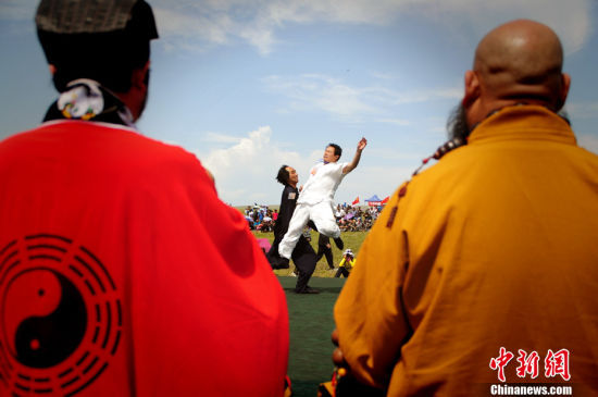 Representatives from 11 factions of wushu,displayed their skills during the Tianshan Mountain Cultural Week in Tekes county, Ili Kazak autonomous prefecture of Xinjiang Uygur autonomous region, August 3, 2013.[Photo/Chinanews.cn]