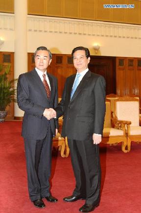 Vietnamese Prime Minister Nguyen Tan Dung (R) shakes hands with visiting Chinese Foreign Minister Wang Yi during their meeting in Hanoi, Vietnam, Aug. 5, 2013. [Ho Nhu Y/Xinhua]