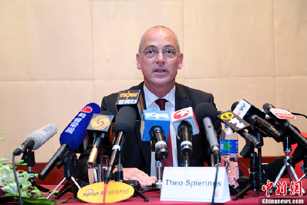 Theo Spierings, Fonterra&apos;s chief executive apologizes at a media briefing in Beijing. [Chinanews.com]