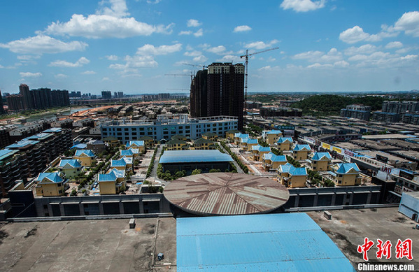Twenty-five villas illegally built on top of a shopping mall in Hengyang, Hunan province, have remained there for at least four years despite a demolition order from the city government. 