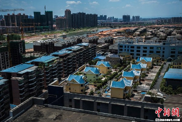 Twenty-five villas illegally built on top of a shopping mall in Hengyang, Hunan province, have remained there for at least four years despite a demolition order from the city government. 